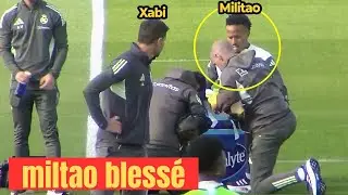 Xabi Alonso avoir l'air inquiet alors qu'&Eacute;der Milit&atilde;o se blesse et re&ccedil;oit des soins &agrave; l'entra&icirc;nement