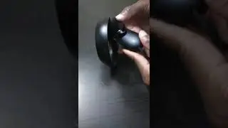 How to change or insert batteries in a Oculus Touch controller