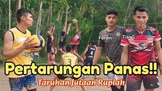 Tiar dan Agus saling balas spike keras volleyball tarkam nias. Ferdinus bikin lawan panik
