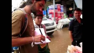 Manu Ripoll drawing a tuk-tuk driver in Pakse (South Laos)