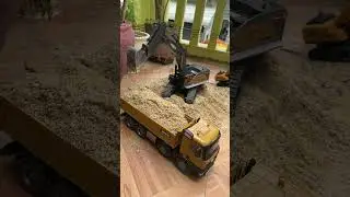 Realistic RC Action! Huina Excavator Feeding Volvo Truck 💪#RCRealistic #RCEarthmoving