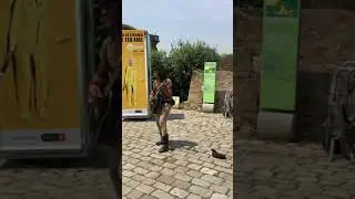 Guardate cosa fa questo simpatico artista di strada, Jason(italiano) in Barcellona