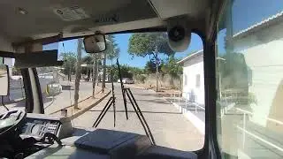 Indo ao posto para abastecer o ônibus escolar e depois dirigimos de volta a rota . 