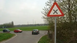 How to detect priority to the right ? #frenchdrivinglicence#expatri&eacute;s #anglophone#drivinglicence