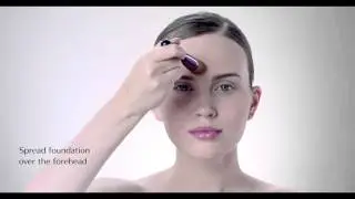 Como aplicar UV Protective Compact Foundation com um pincel