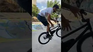 Dica de como fazer o barspin no bunny hop #life #bmxfreestyle #manobrasradicais #bike #bmx #shorts