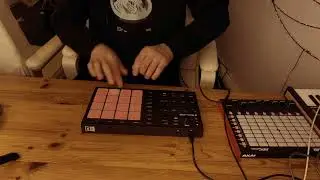 Finger Drumming on NI Maschine MK3 Mikro | Live Groove