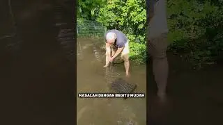 PRIA INI MEMBERSIHKAN GENANGAN AIR YANG TERSUMBAT #fyp#videoshort #videoviral #shortvideo