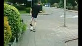 voetballen in de straat