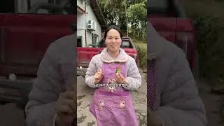 你们熬猪油都是用肥肉还是板油熬呢，今天村里杀猪鑫哥买了五六十斤肥肉熬出满满两大盆，油渣更是金黄金黄的，很是喜人#我的乡村生活 #乡村烟火气 #熬猪油
