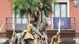 'La borriquilla' es bienvenida en Valladolid con un apasionado zarandeo de las palmas
