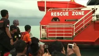 Search and rescue operation for missing AirAsia flight restarts