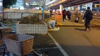 浮浪者が土下座をして物乞いをする姿が哀れすぎた、、、