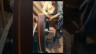 Жесткая реальность кузнечного цеха: за кадром работает мастер #shorts  #blade #knife #топор