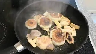 Saut&eacute;ed russulas,  russulas in a pan, saut&eacute;ed mushrooms
