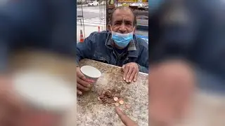 GIVING A HOMELESS MAN SOMETHING TO EAT 🥺❤️ #shorts