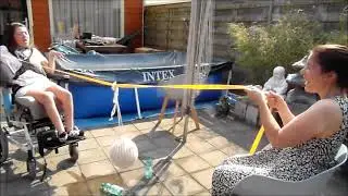 Waterflesjes omgooien