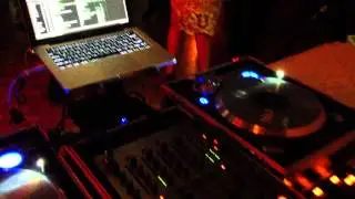 Yolanda B Cool - We no speak americano live in the mix