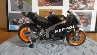 Maquette moto Marquez test Sepang honda RCV au 1/12 &eacute;me