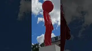 Red statueL&rsquo;homme &agrave; t&ecirc;te de pomme, de James Colomina - Toulouse/ Fran&ccedil;a 🇫🇷