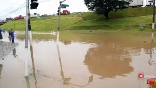 Rio Barigui transborda e provoca alagamento na CIC