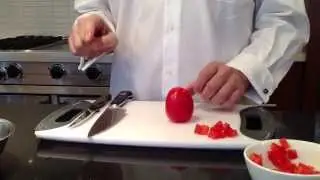 Couper une tomate en d&eacute;s