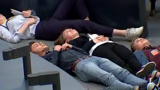 Protest im Bundestag: &bdquo;Bleiben Sie ruhig liegen&ldquo;, sagt Sch&auml;uble zu den Klimaaktivisten