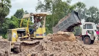 Full time Skillful Good.! Professional drivers are careful and attentive. Use dozer Pushing Stone