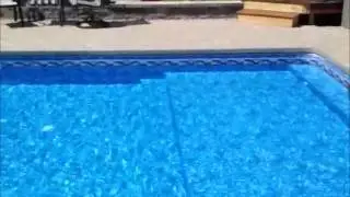 Бассейн с виниловой облицовкой, спа-палубой и водопадом в Дэнверсе, штат Массачусетс