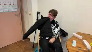 Hoe trek je eenhandig een jas aan-en uit? Monique heeft een CVA en deelt haar redjezelf tips.