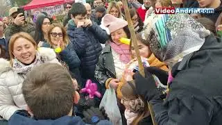 Andria: “La Befana del Vigile” in sidecar consegna calze ai bambini in Largo XXV Aprile