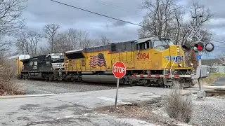 Train Speeds Through Bowl Railroad Crossing & CSX Train Under NS Bridge, Trains Behind War Memorial!
