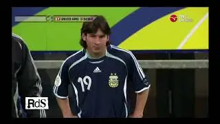 Messi debuta en el Mundial 2006 con 18 a&ntilde;os. Maradona lo festeja desde la tribuna.