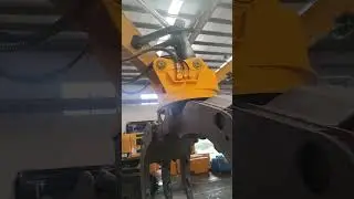 Hydraulic grab close up view