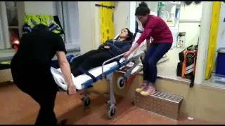 Traslado de una paciente a la ambulancia