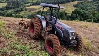 AGRALE 575 NA GRADE NIVELADORA