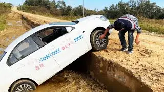 A 20-Year Veteran Driver's Car Fell Into A Ditch And He Was Pulled Out Using Only Two Planks Of Wood