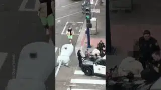 Полицейские в замешательстве, когда мужчина в VR-гарнитуре переходит улицу
