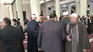 الدموع تغلب رئيس جامعة الأزهر قبل أداء صلاة الجنازة على والده بمسقط رأس بكفر الشيخ