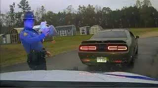 Сотрудник полиции штата Арканзас, рядовой Нэш, остановил зеленый Dodge Challenger в городе Фордай...