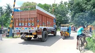 Crowd Railgate open and cross the local train create a Dengerous situation||IT'STrain India