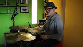 Rainer trommelt Billie Jean auf Lustig Schlagzeug