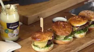 Przepis w 30 sekund - mini burgery i krążki cebulowe w cieście