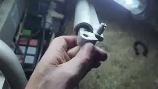 Just in case your Porsche 911 roof starts to play up, how to remove the leaky hydraulic ram easy.