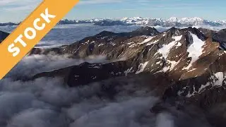 Luftaufnahme Alpen 4K UHD Stock Footage, M&auml;rchenhafte Bergen im stimmungsvollen Licht und Nebelmeer