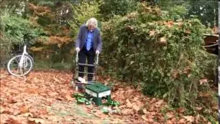 Bennie Jolink laat een kratje Grolsch van z'n rollator flikkeren...