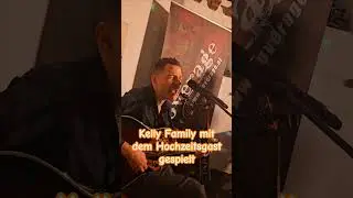 Martin spielt einen Kelly Family Song mit einem Hochzeitsgast
