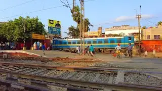 wag 7 carrying long container freight train from a busy Railgate | Public are not serious 🙁