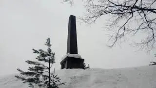 Обелиск братьев Броглио 1827 год  на вершине отвесной Леукатской скалы