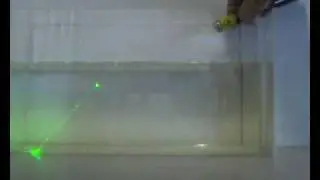 Refraktion und Reflexion mit Laserlicht im Wasser